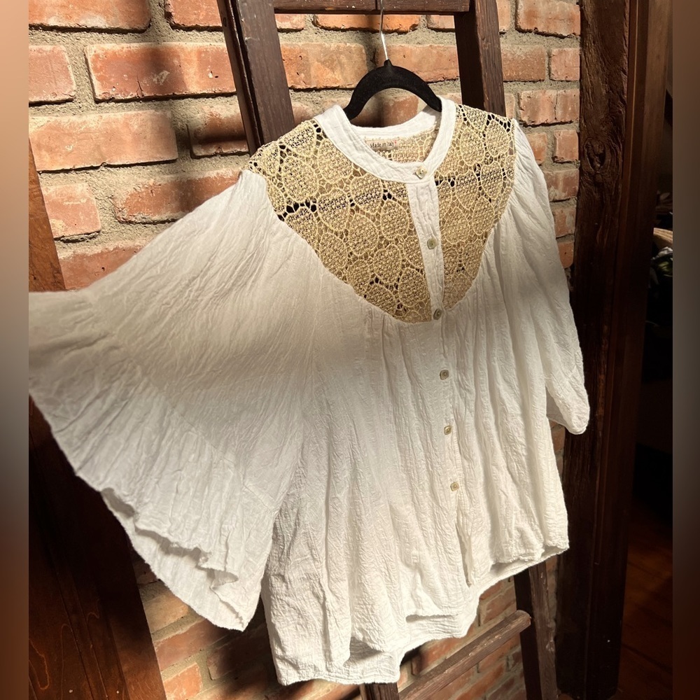 M Made in Italy white flutter sleeve boho top gold crochet size medium large